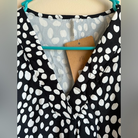 NWT - Black & White Polka Dots V Neck Lightweight Short Sleeve Blouse - Medium - Picture 5 of 8